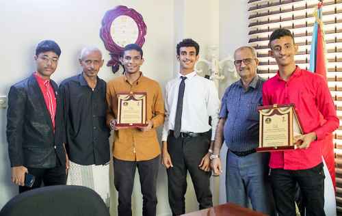 الجعدي يُكرم الشابين حسين عرفات ومصطفى الهيثمي الحائزين على برونزية أولمبياد الرياضيات للأذكياء العرب