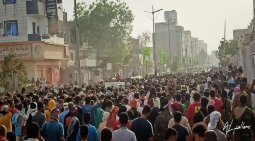 تشييع حاشد للشهيد كرم المشرقي في العاصمة عدن