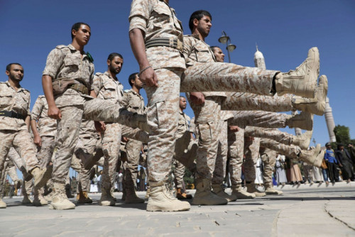 صحيفة دولية: تركيز التحالف على البعد الإنساني يوفر للحوثيين فرصة الاستعداد للحرب