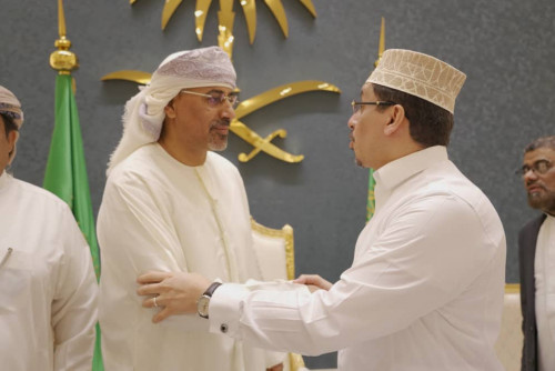 الرئيس الزُبيدي يستقبل عددا من القيادات الجنوبية من وزراء ومحافظين وأعضاء مجلسي النواب والشورى 