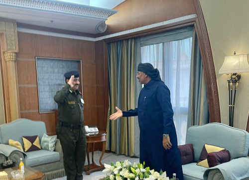 الرئيس الزُبيدي يستقبل وزير الداخلية وعددا من القيادات الأمنية بالوزارة