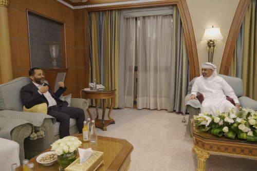 الرئيس الزُبيدي يستقبل الشيخ حميد عبدالله الأحمر 