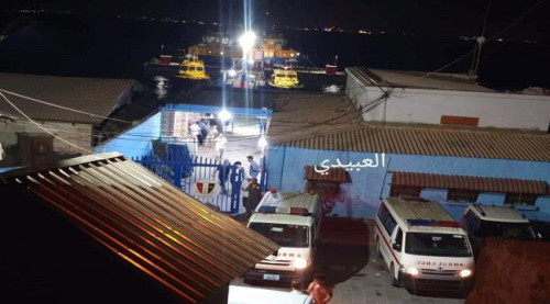 طواقم بحرية تابعة لميناء عدن تنقذ بحارة الزعيمة الخشبية المحترقة "جوشي سمداني"