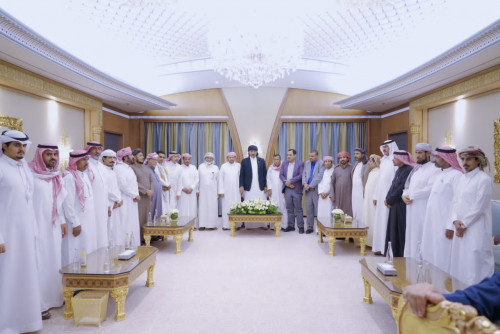 الرئيس الزُبيدي يستقبل وفدا من وجهاء وأعيان محافظتي المهرة وسقطرى برئاسة السلطان عبدالله آل عفرار