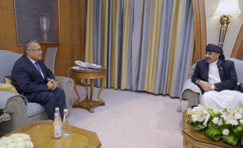الرئيس الزُبيدي يستقبل رئيس مجلس الشورى