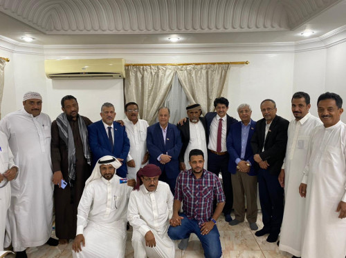 فريق الحوار الجنوبي يلتقي بمجموعة من أعيان وأبناء محافظة أبين