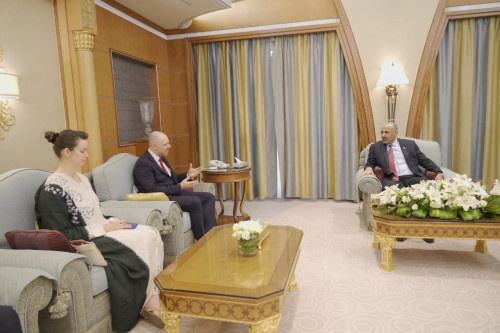 الرئيس الزُبيدي يستقبل السفير البريطاني