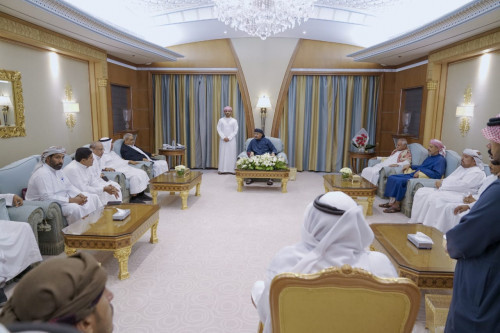 الرئيس الزُبيدي يستقبل وفدا من الوجهاء والشخصيات الاجتماعية والسياسية بمحافظتي حضرموت وشبوة
