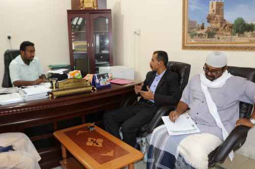 انتقالي حضرموت يطلع على جهود مكتب التجارة في مراقبة الأسعار