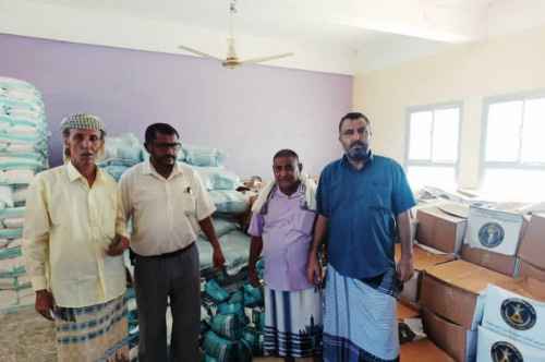 انتقالي أبين يدشن توزيع السلال الغذائية على أسر الشهداء