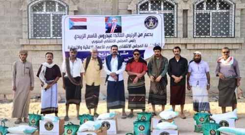 انتقالي شبوة يدشن توزيع السلال الغذائية على أسر الشهداء بالمحافظة