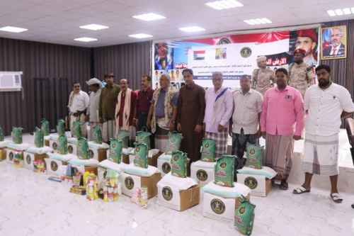 انتقالي حضرموت يدشن توزيع السلال الغذائية على أسر الشهداء بالمحافظة