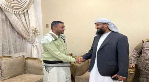 خلال لقائه بنجله.. نائب الرئيس المُحَرّمِيّ يشيد بدور الشهيد جعفر محمد سعد في تحرير عدن من الحوثيين