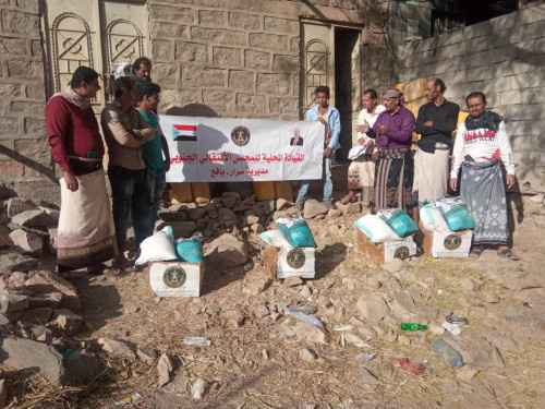 انتقالي أبين يواصل توزيع السلال الغذائية على أسر الشهداء في المديريات