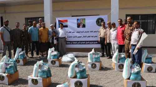 انتقالي الضالع يدشن توزيع السلال الغذائية على أسر الشهداء بالمحافظة