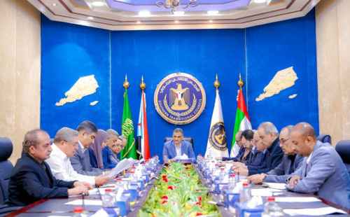 رئاسة الانتقالي تطالب حكومة المناصفة بمعالجات حقيقية لوقف انهيار العملة المحلية