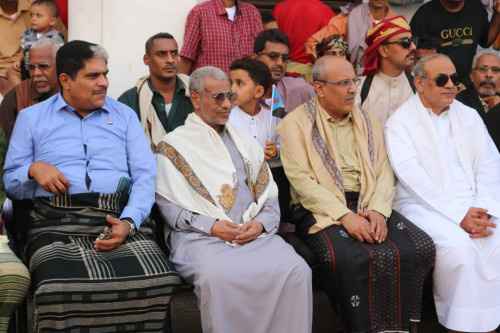 الكثيري وبامعلم وقيادة انتقالي حضرموت يؤدون صلاة العيد مع جموع المصلين بمسجد الروضة بالمكلا