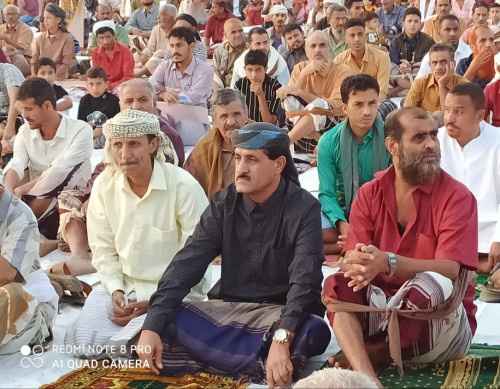 رئيس انتقالي أبين يؤدي صلاة العيد مع جموع المصلين بمدينة زنجبار