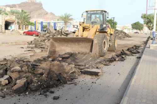 بالتزامن مع إجازة العيد.. بدء صيانة الخط المؤدي إلى قصر المعاشيق في عدن