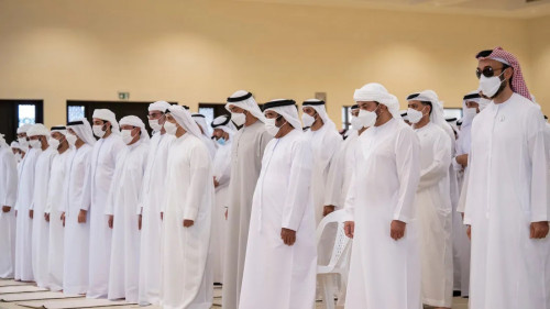 محمد بن زايد والشيوخ يؤدون صلاة الجنازة على الشيخ خليفة