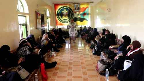 قيادات وشخصيات نسوية يقدمن واجب العزاء لأسر شهداء محافظة الضالع