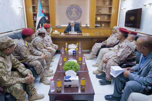 الرئيس الزُبيدي يطّلع على الأوضاع العسكرية بمحور العند وباب المندب