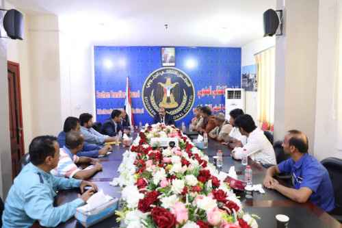 اللواء بن بريك يلتقي رئيس الهيئة التنفيذية لانتقالي شبوة وعدد من أعضاء الجمعية