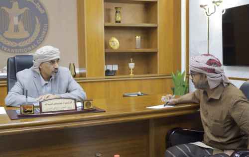 الرئيس الزُبيدي يطّلع على سير العمل بالهيئة المساعدة لشؤون وادي وصحراء حضرموت