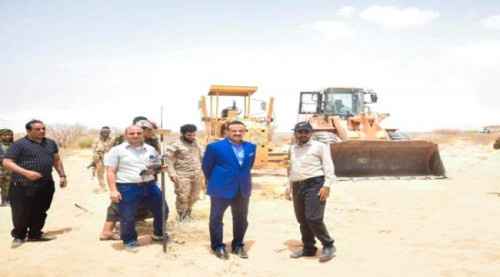 محافظ شبوة يدشن شق طريق جديد للمسافرين ووسائل النقل الثقيل