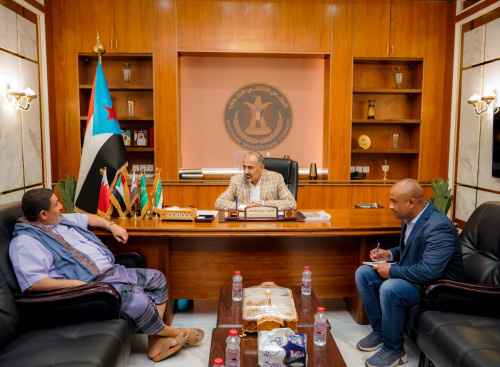 الرئيس الزُبيدي يلتقي القيادي في المقاومة الجنوبية بالعاصمة عدن أديب العيسي