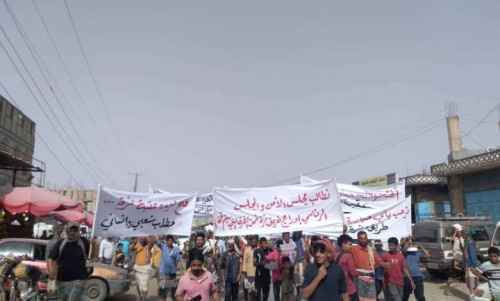 وقفة احتجاجية في لودر تطالب بفتح طريق عقبة ثرة &ldquo;بيان&rdquo;