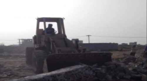 عدن.. حملة لإزالة المباني المخالفة بخورمكسر