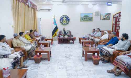 الرئيس الزُبيدي يستقبل وفدا من أبناء محافظة البيضاء برئاسة المحافظ السوادي