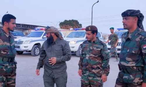 العميد الوالي يُسّلم قيادتي حزام الصبيحة والمنطقة الوسطى أبين دوريات أمنية