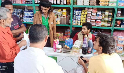 عدن.. حملة رقابية على أسعار المواد الغذائية وأوزان الروتي في البريقة 