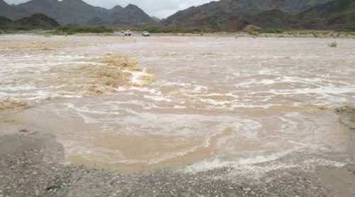 السيول تقطع الطريق الرابط بين المكلا والعاصمة عدن