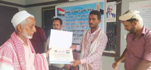 انتقالي كرش يكرم عددا من المعلمين المتقاعدين بالمديرية