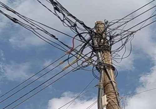 عدن.. كهرباء المنطقة الثانية تنفد حملة إزالة الربط العشوائي في الممدارة