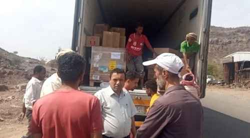 الضالع.. مدير الصحة يتسلم مواد ومستلزمات طبية خاصة بمركز الغسيل الكلوي