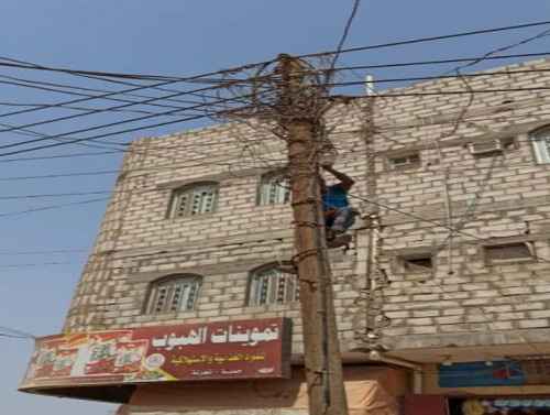 كهرباء عدن تقوم بإجراءات رادعة لإزالة الربط العشوائي