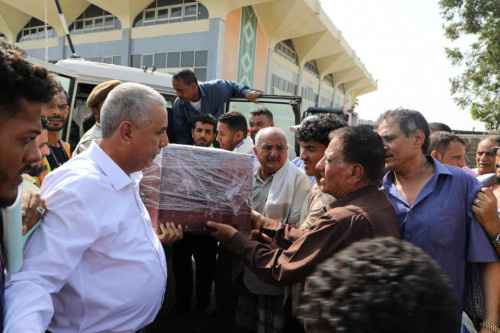 قيادات في المجلس الانتقالي الجنوبي تستقبل جثمان الدكتور محسن قاسم وهيب في مطار عدن