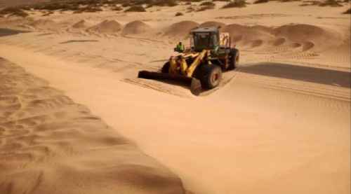 شبوة.. تدشين إزالة الرمال من طريق النشيمة