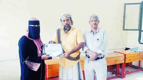 انتقالي زنجبار والسلطة المحلية بالمديرية يكرمان عددا من العاملات في مشروع صرف الحوالات النقدية