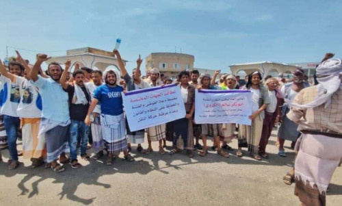 وقفة احتجاجية لسائقي نقابة النقل الثقيل أمام بوابة ميناء عدن