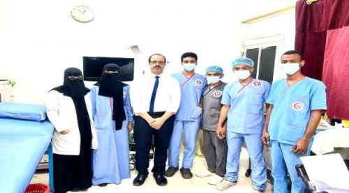 فريق طبي بالمكلا ينقذ حياة مسن ستيني ويستخرج هذه الاشياء من معدته..!