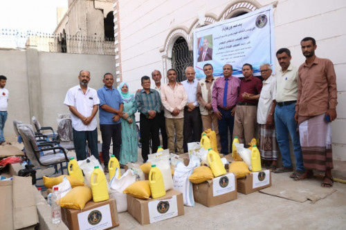 لجنة المجلس الانتقالي للإغاثة والأعمال الإنسانية تدشن توزيع السلال الغذائية لمنسقية جامعة عدن