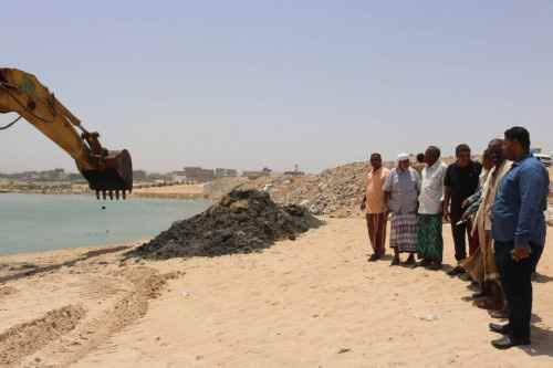 انتقالي حضرموت يستجيب لمناشدة أبناء روكب بتصريف بحيرة الصرف الصحي من أمام منازلهم