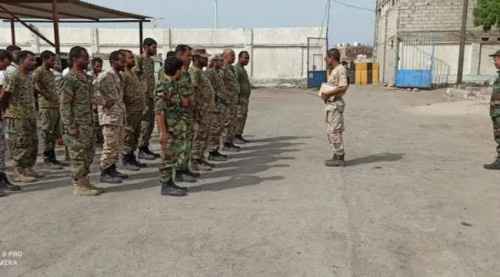 مدير شرطة البريقة يُكرّم عددا من الجنود المنضبطين بأعمالهم