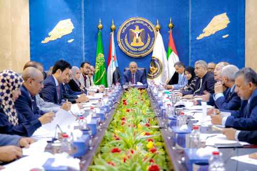 الرئيس الزُبيدي يشدد على أهمية الحوار كنهج سياسي لتعزيز وحدة الصف الجنوبي