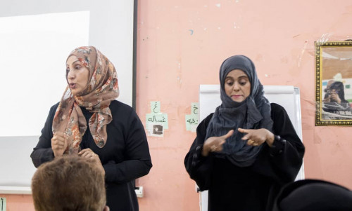 دائرة المرأة والطفل بالانتقالي تنظم دورة تدريبية في لغة الإشارة لعدد من مربيات وأخصائيات مدارس العاصمة عدن